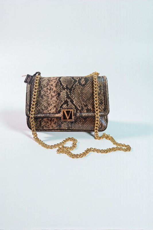 Cartera animal print Victoria's Secret con cadena dorada.