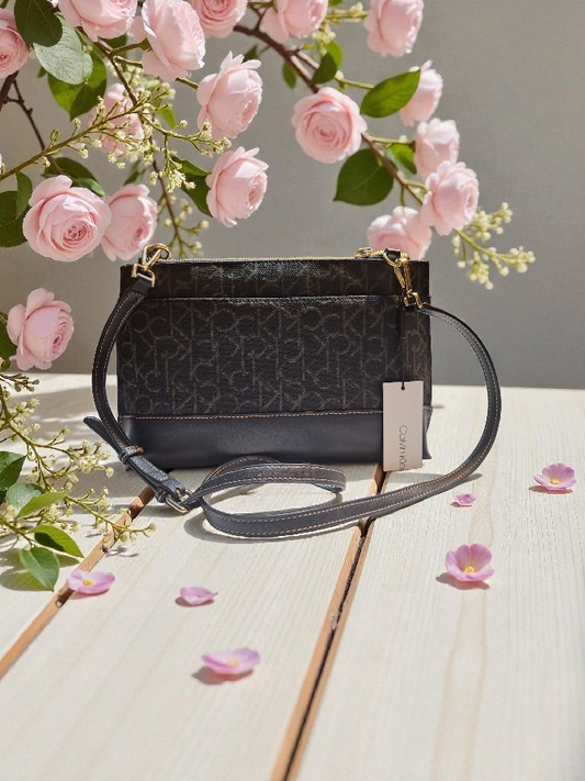 Cartera Calvin Klein monograma – Elegancia clásica y diseño moderno