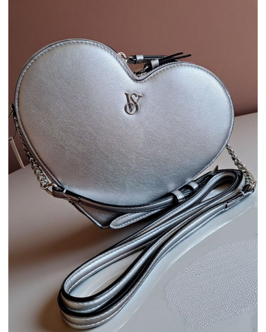 Cartera Corazón Plateada Victoria’s Secret – Crossbody Elegante y Moderna
