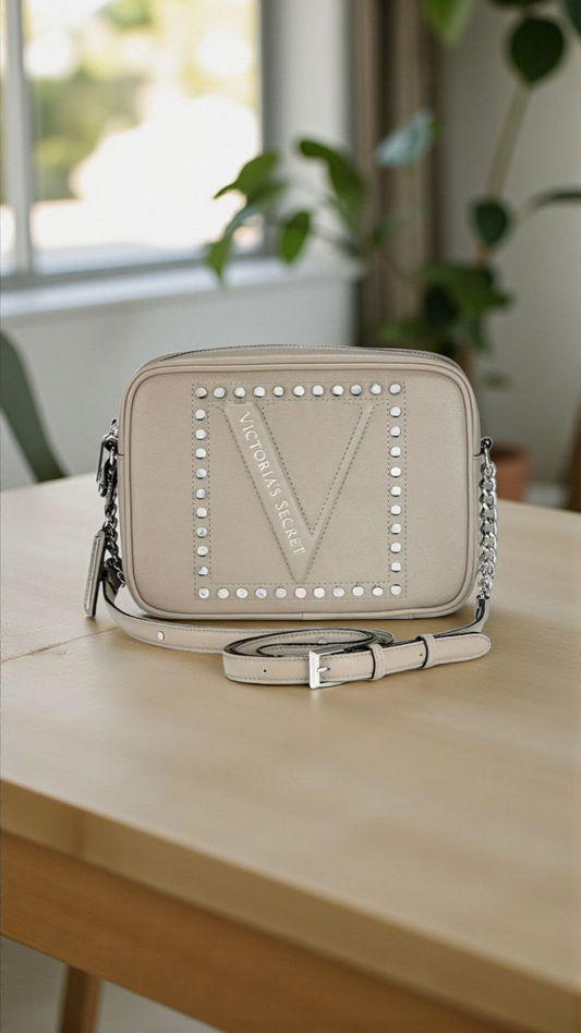 Cartera Victoria’s Secret Crossbody Beige Claro | Elegante y Compacta