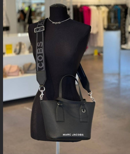 Cartera Marc Jacobs Total Black – Elegancia Icónica.